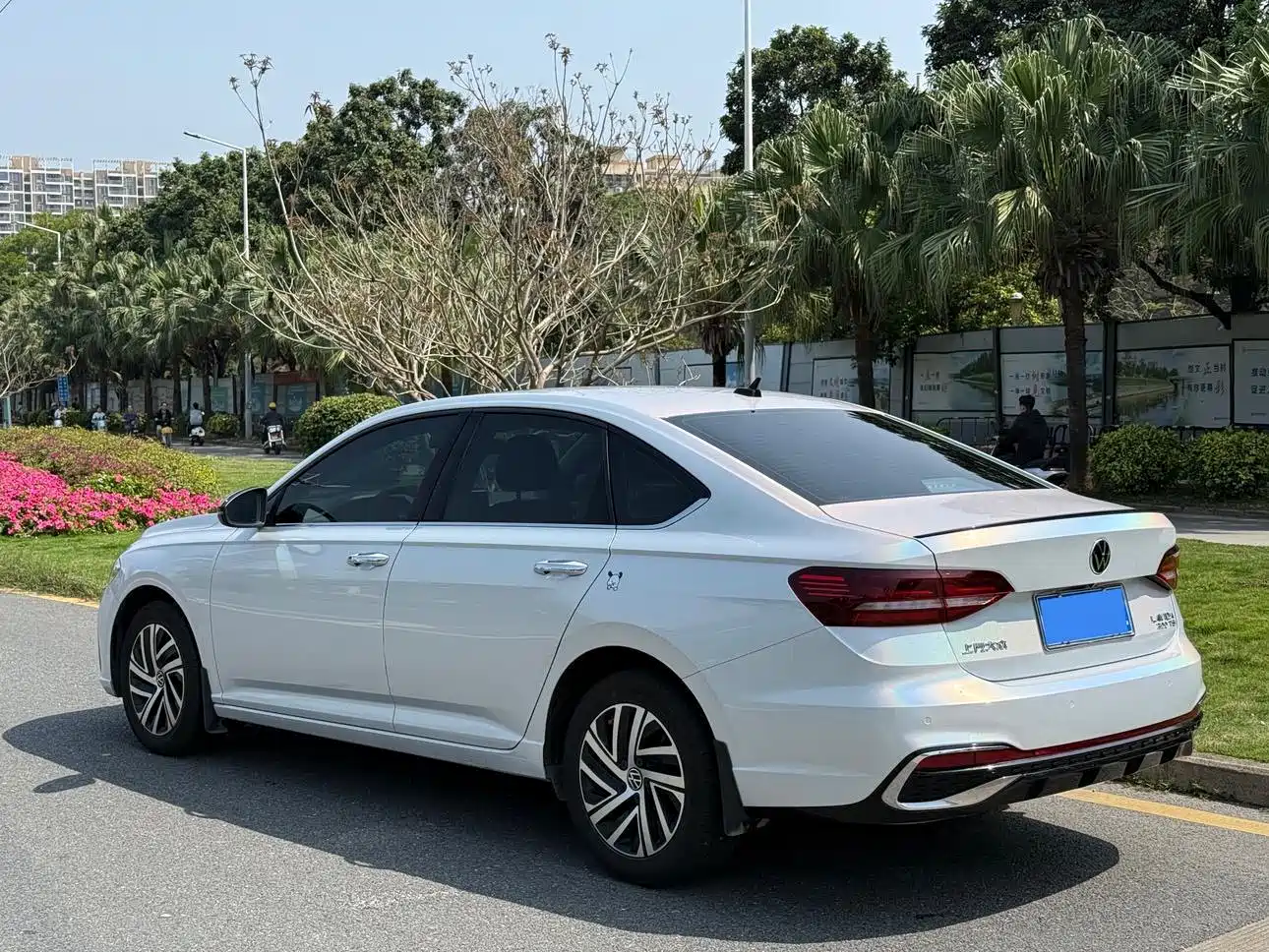 Volkswagen Lavida 2024 Model 300TSI DSG Starlight Leading Edition фото 3