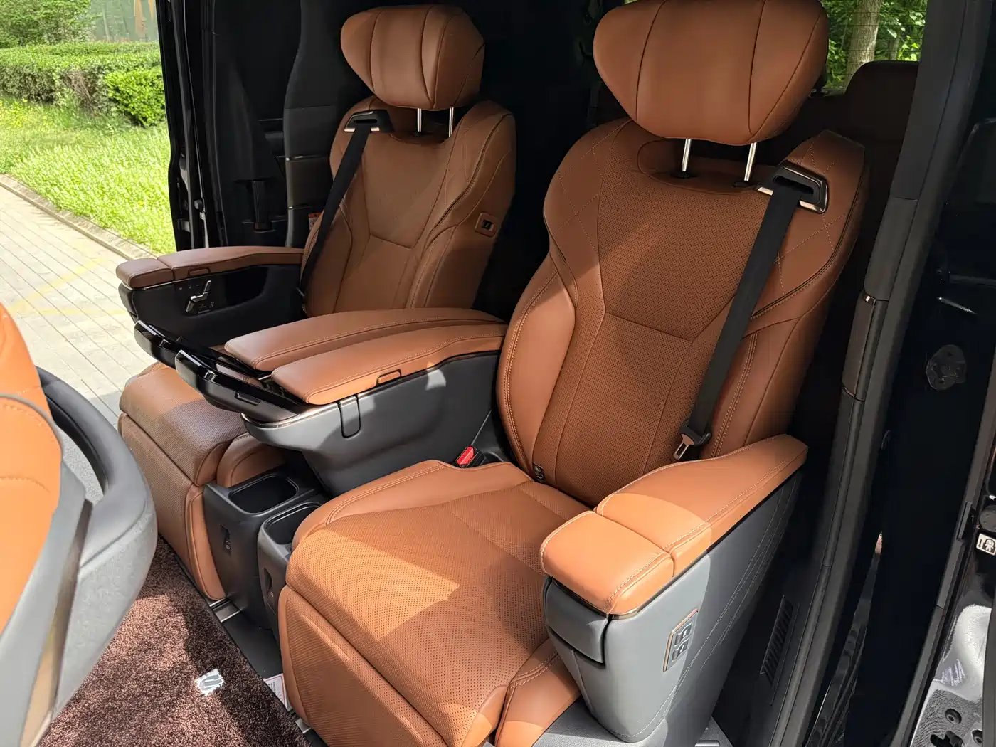Toyota Alphard 2024 Hybrid 2.5L Ultimate Enjoyment Edition фото 10
