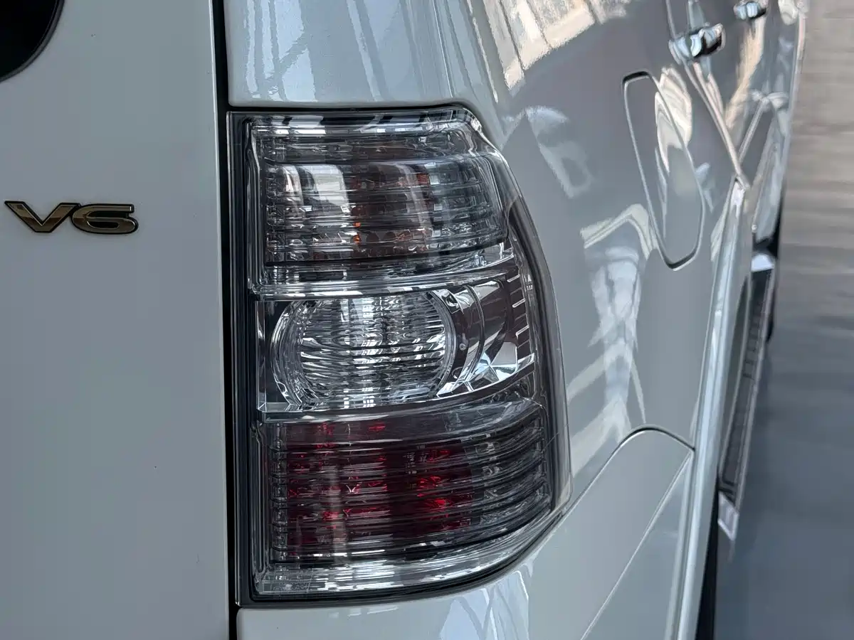Mitsubishi Pajero (Import) 2020 3.0L Automatic Premium Edition фото 11