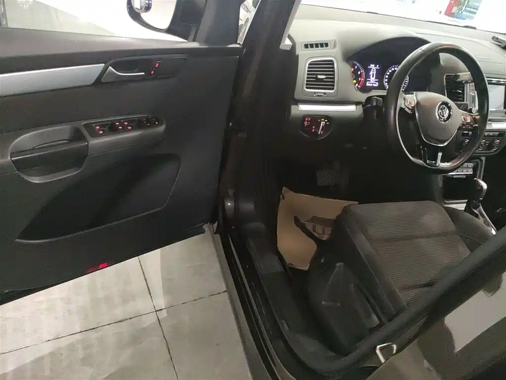 Volkswagen Sharan 2016 380TSI Comfort 7-seater фото 16
