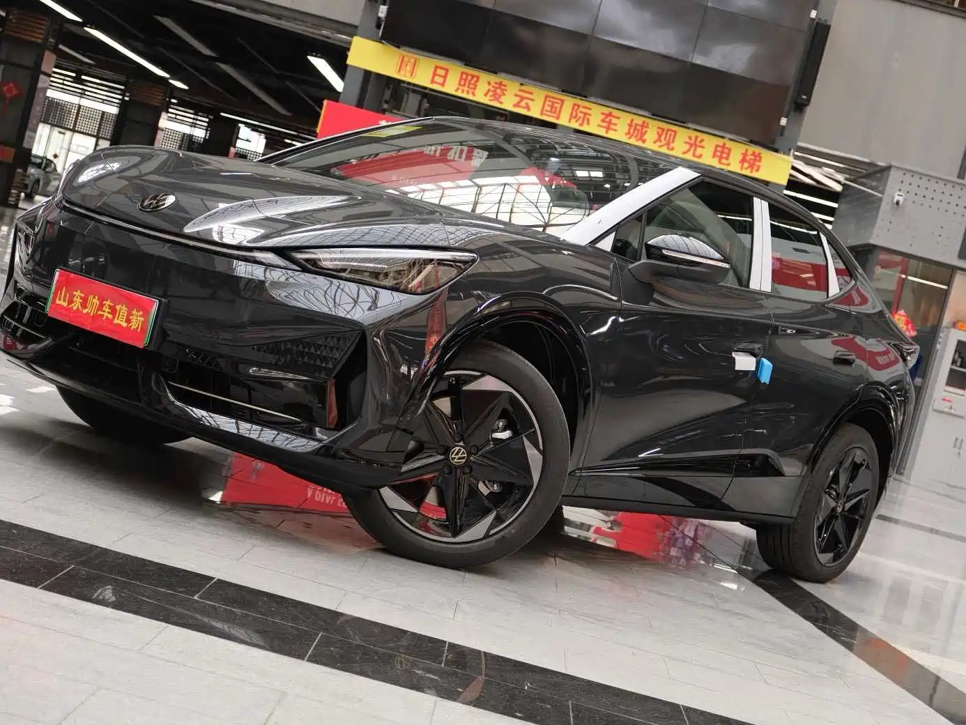 VOLKSWAGEN WITH THE CROWD 06