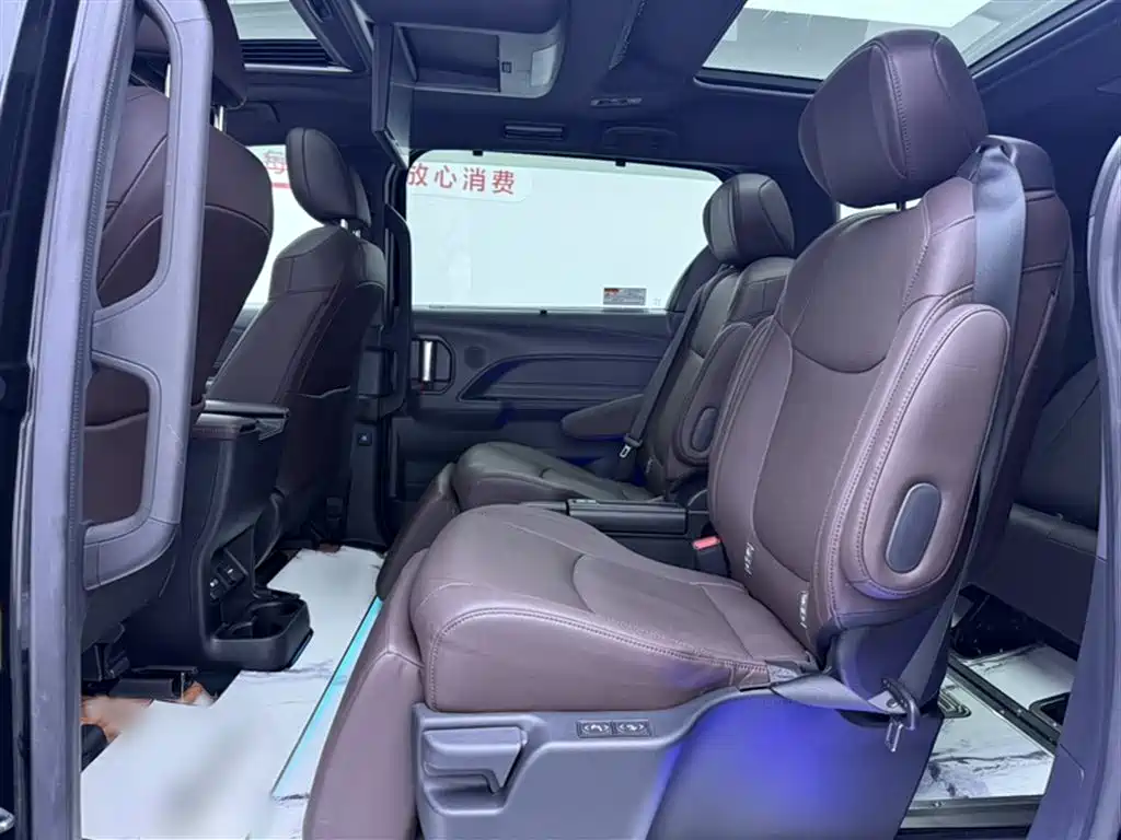 Toyota Granvia 2022 Model Year 2.5L Hybrid Flagship Edition фото 15