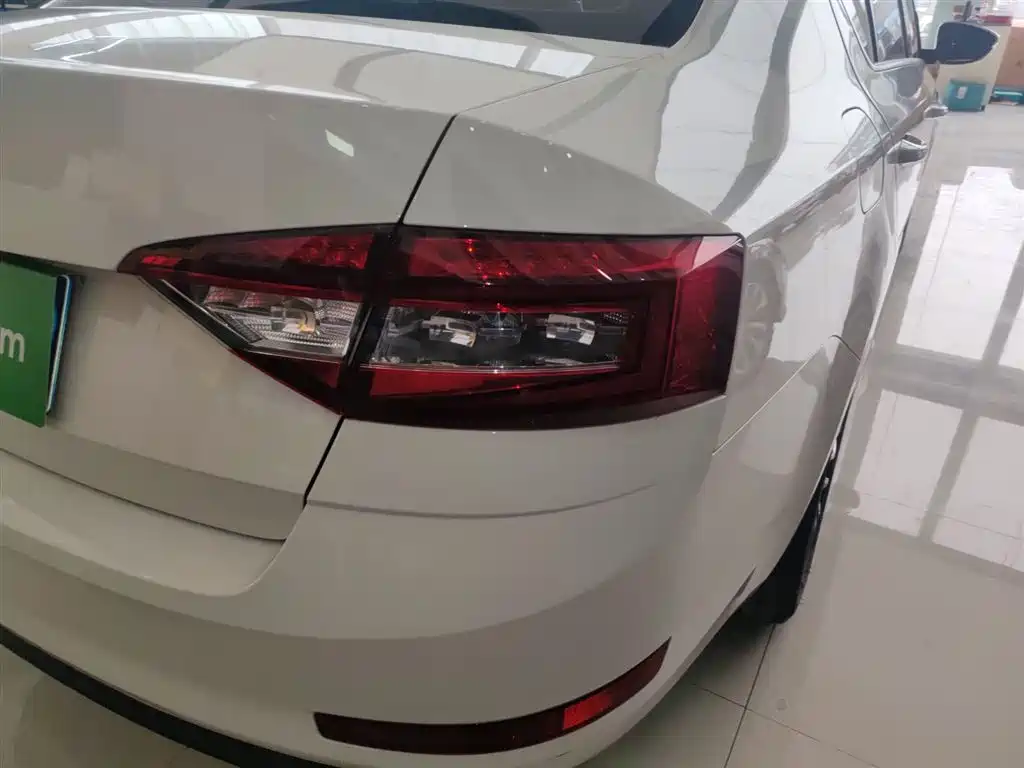 Škoda Octavia 2018 TSI230 DSG Comfort Edition фото 8