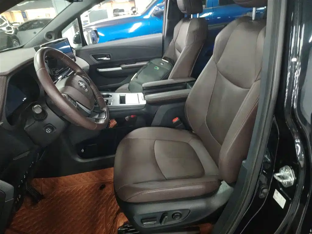 Toyota Granvia 2022 Model Year 2.5L Hybrid Flagship Edition фото 7