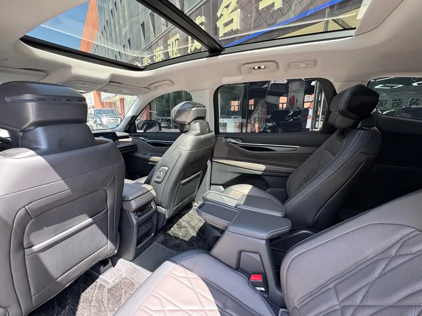 Photo 12 - Ford Edge