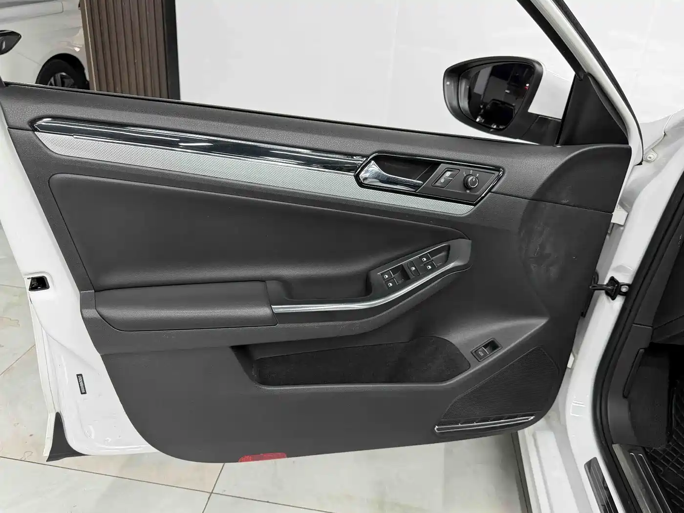 Volkswagen Sagitar 2015 1.6L Automatic Comfort фото 13