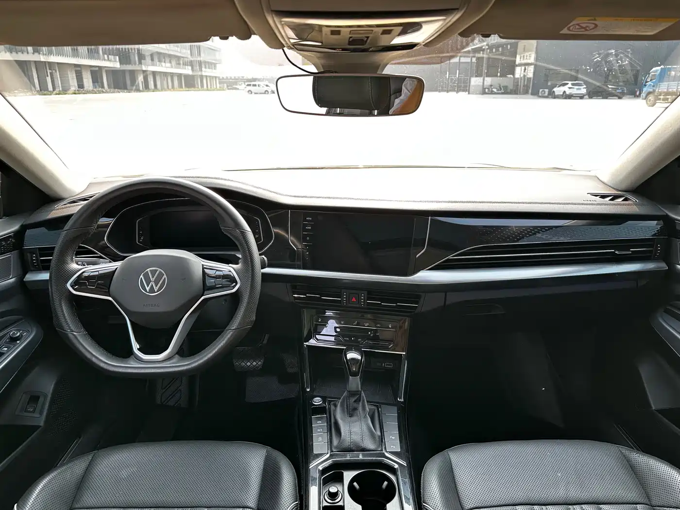 Volkswagen Passat 2022 330TSI Luxury Edition фото 17
