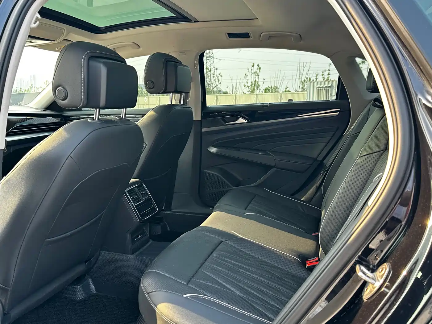 Volkswagen Passat 2022 330TSI Luxury Edition фото 15