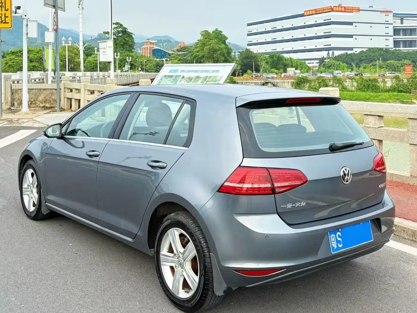 Volkswagen Golf 2014 1.6L Automatic Fashion Edition фото 52