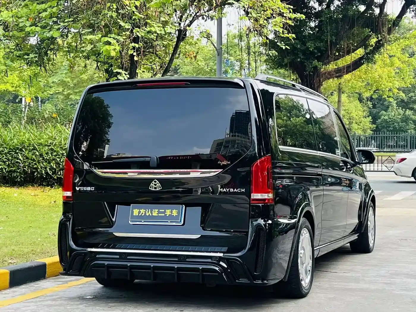 Mercedes-Benz V-Class 2018 V 260 L Premium Long Wheelbase Edition China VI фото 4