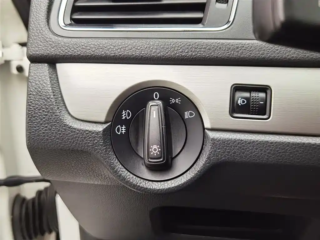 Volkswagen Lavida 2013 Facelift Classic 1.6L Manual Comfort фото 21