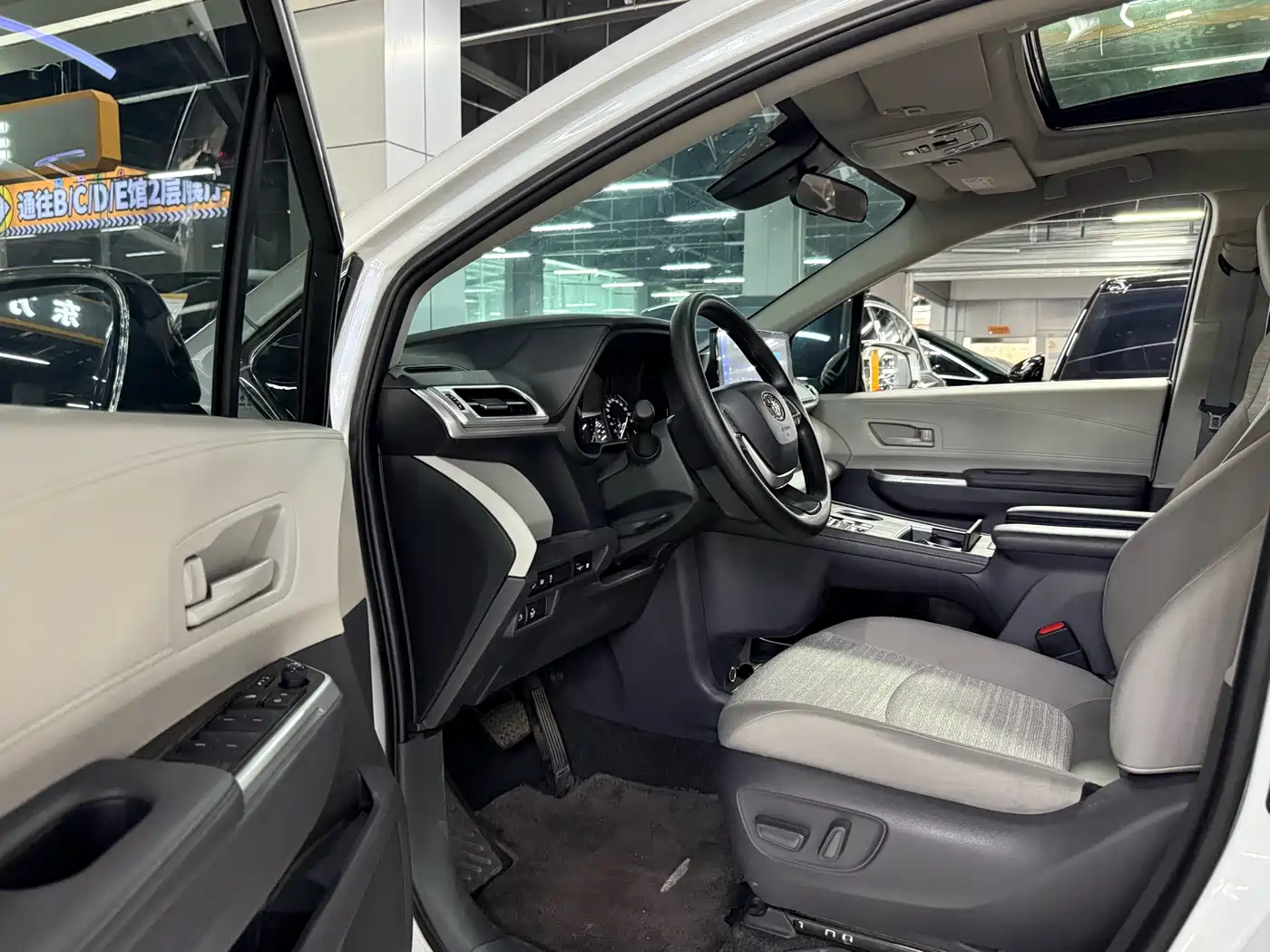 Toyota Sienna 2023 2.5L Hybrid Comfort Edition фото 7