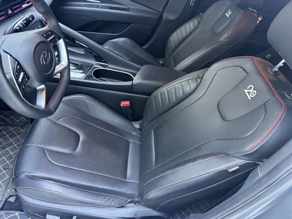 Hyundai Elantra 2021 1.5L CVT LUX Premium Edition фото 3