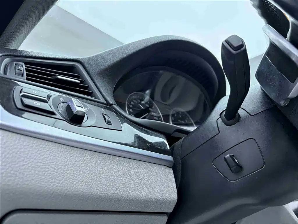 BMW 5 Series 2011 535Li Luxury фото 24