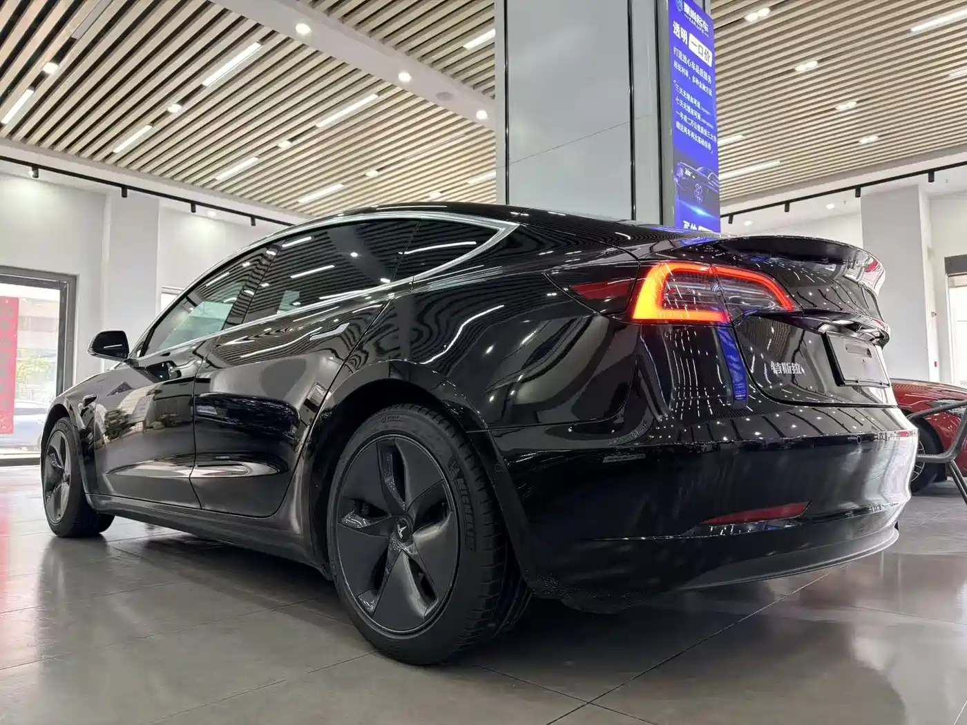 TESLA MODEL 3