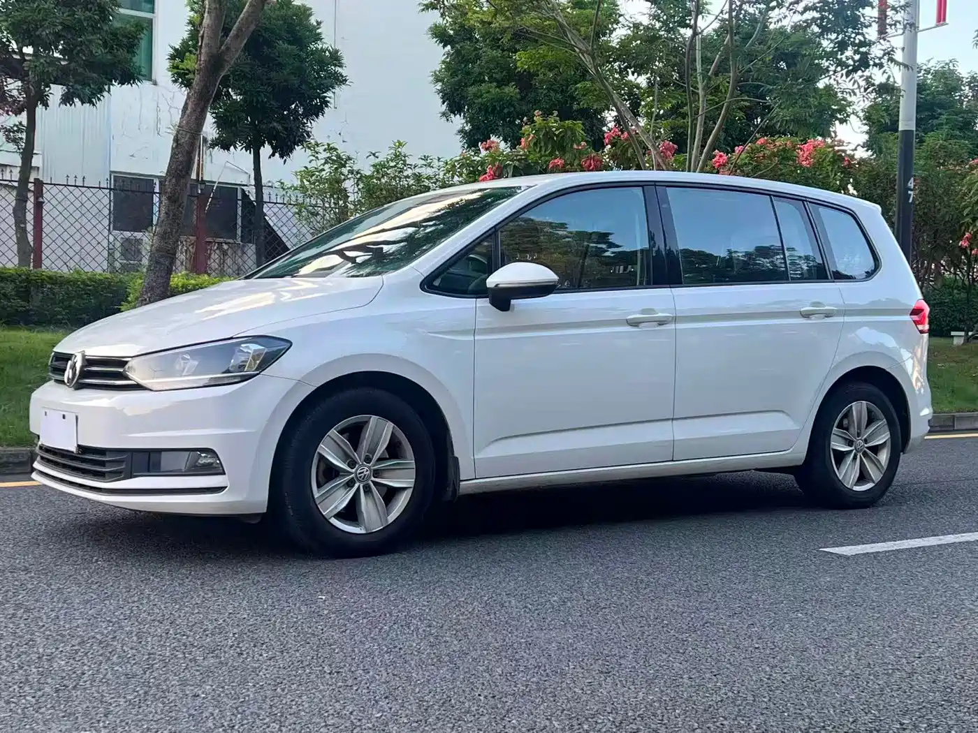 Volkswagen Touran 2018 Touran L 280TSI DSG Trendline 7-seater China V фото 2