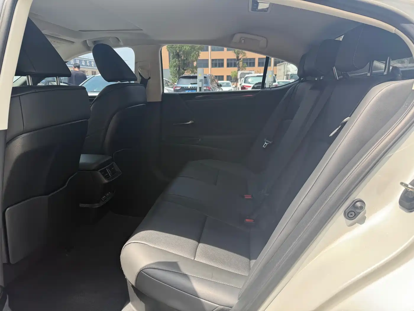 Lexus ES 2022 300h Excellence Edition фото 6