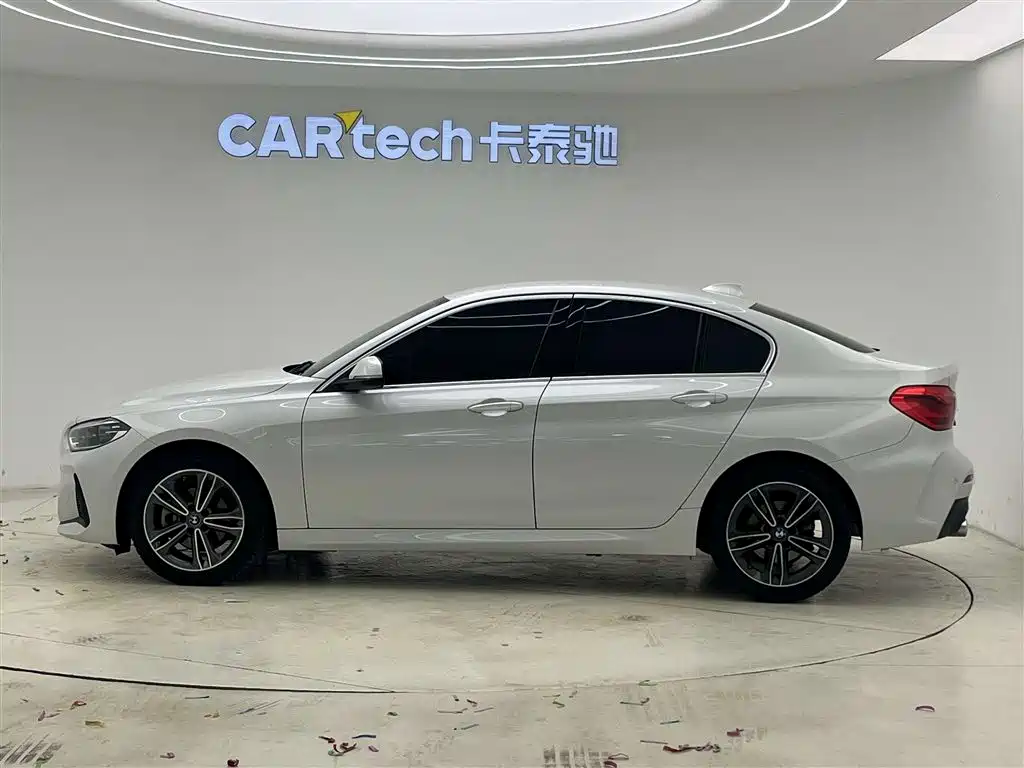 BMW 1 Series 2023 120i M Sport фото 5