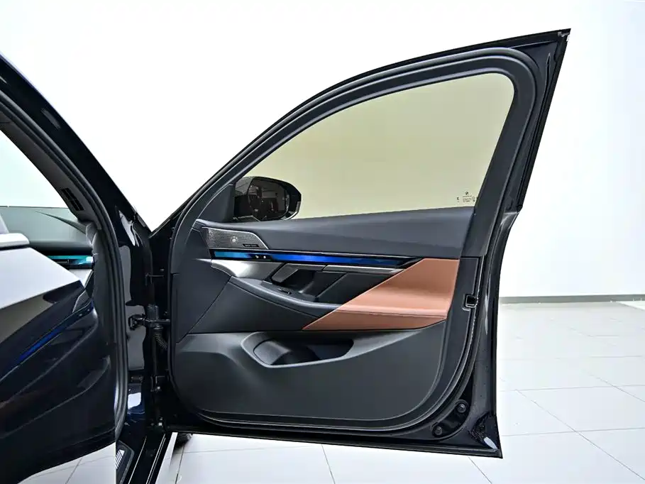 BMW 5 Series 2024 530Li Leading M Sport Package фото 21