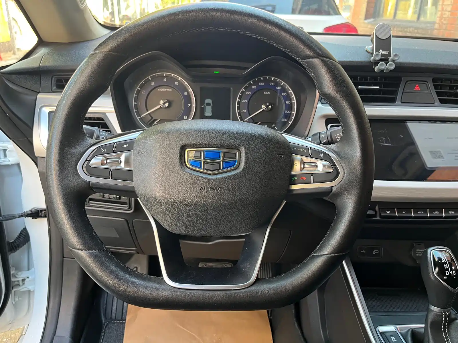 Фото 10 - Geely Vision X3