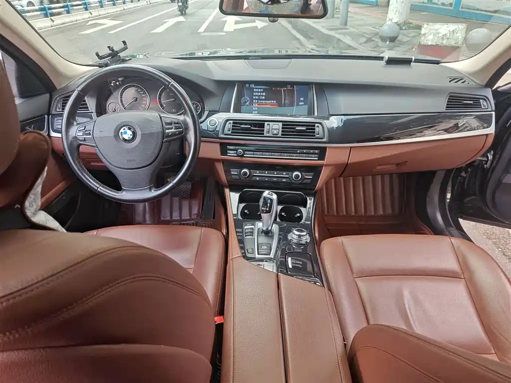 BMW 5 Series (Import) 2014 520i Classic фото 13