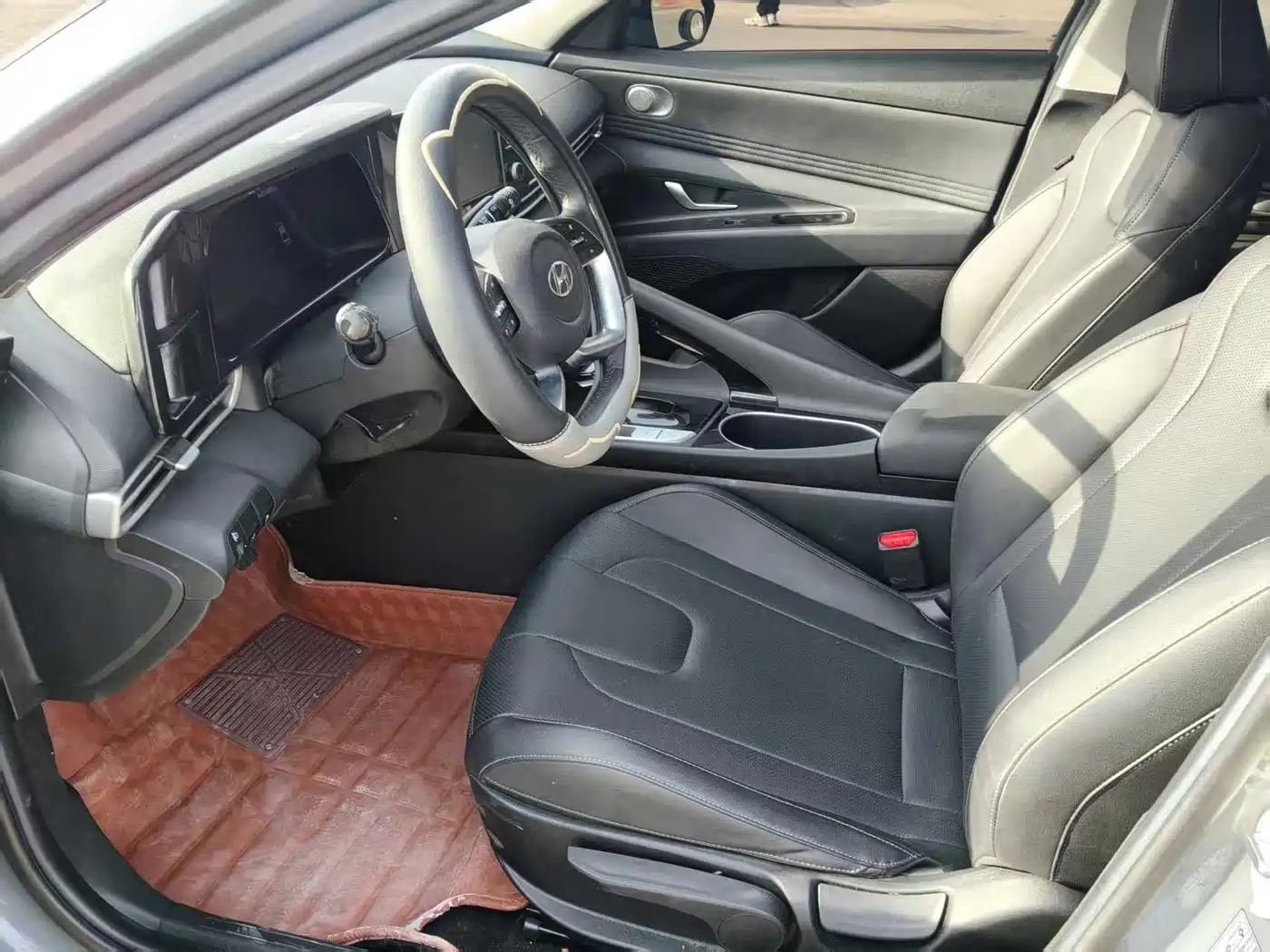 Hyundai Elantra 2021 1.5L CVT LUX Premium Edition фото 4