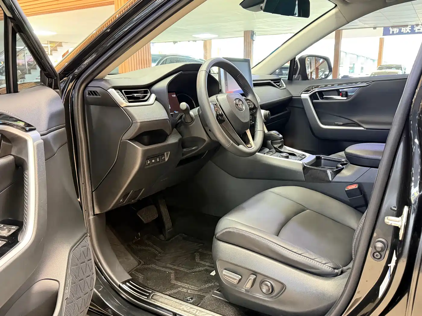 Toyota RAV4 Rongfang 2022 Hybrid 2.5L E-CVT 4WD Elite Plus Edition фото 4