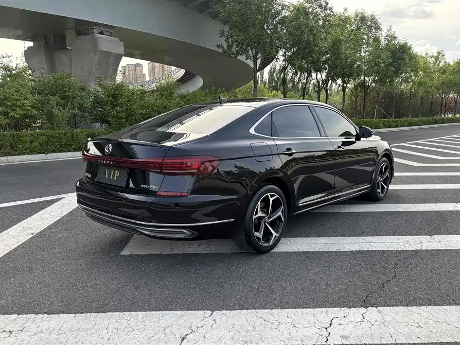 Volkswagen Passat 2023 330TSI Starlight Elite Edition фото 9