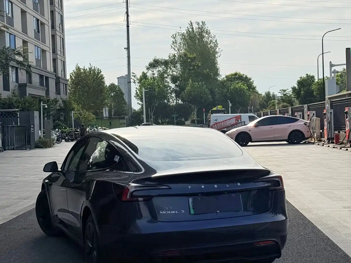 Фото 10 - Tesla Model 3