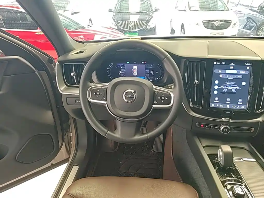 Volvo XC60 2024 2025 B5 AWD Smart Luxury Edition