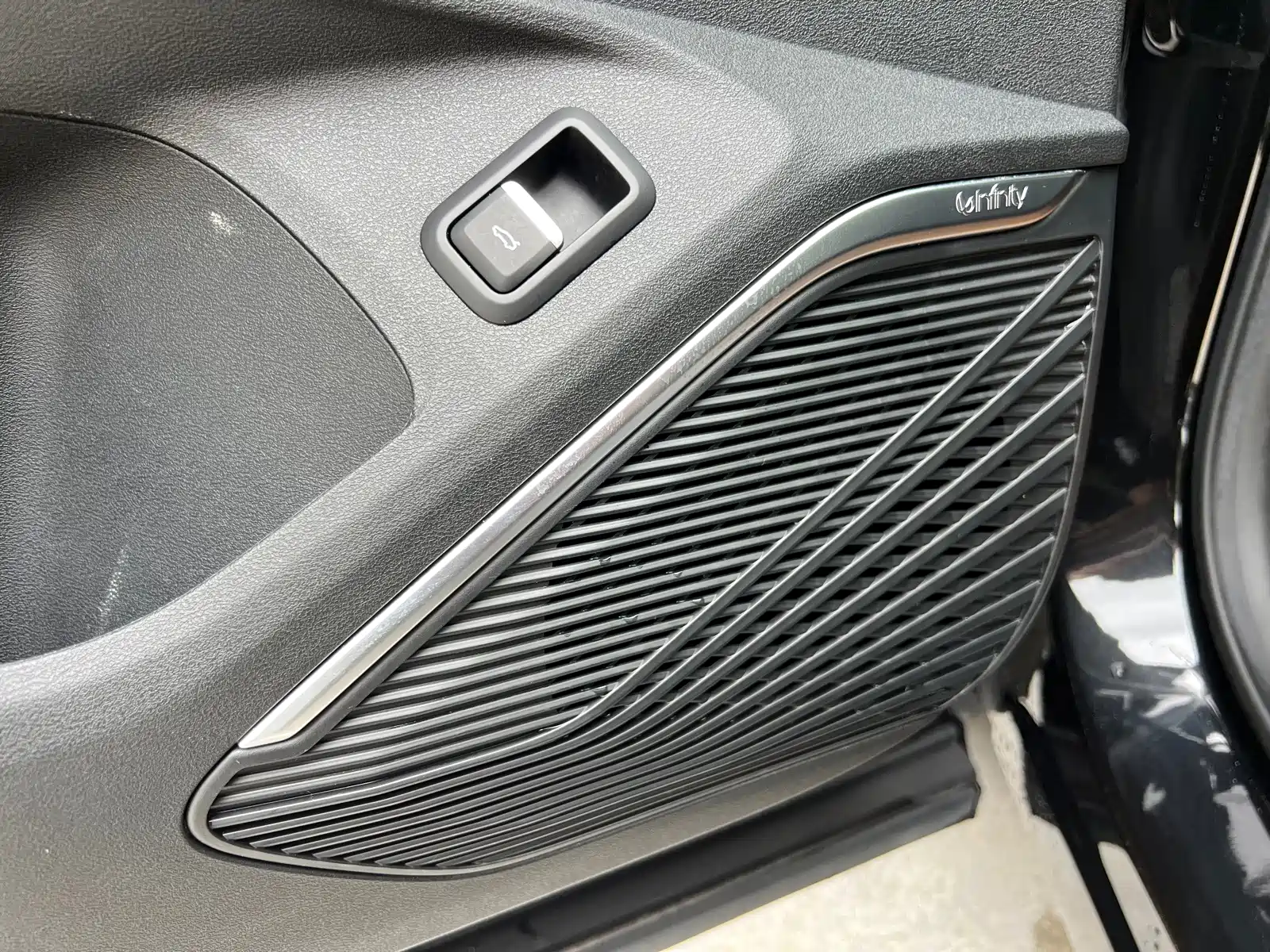 Фото 8 - Geely Monjaro
