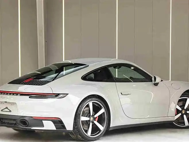 PORSCHE 911