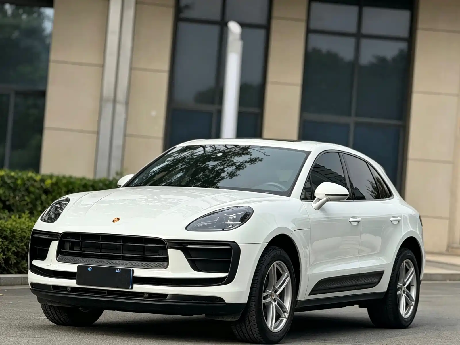 Photo 1 - Porsche Macan