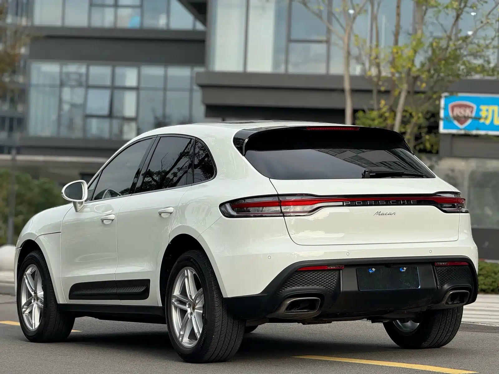 Photo 10 - Porsche Macan