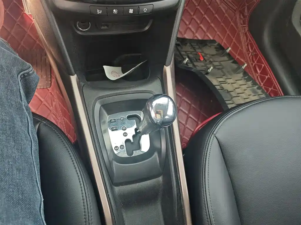 Peugeot 2008 2014 1.6L Automatic Fashion Edition фото 14