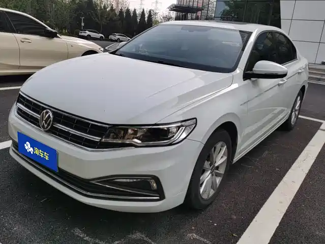 VOLKSWAGEN BORA