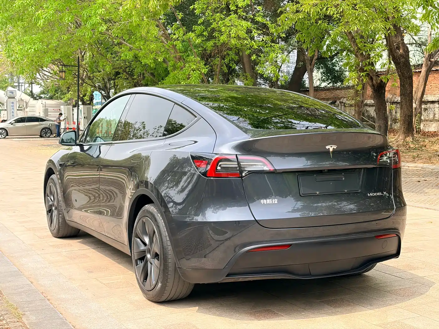 TESLA MODEL Y