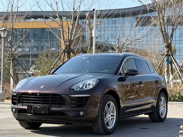 PORSCHE MACAN