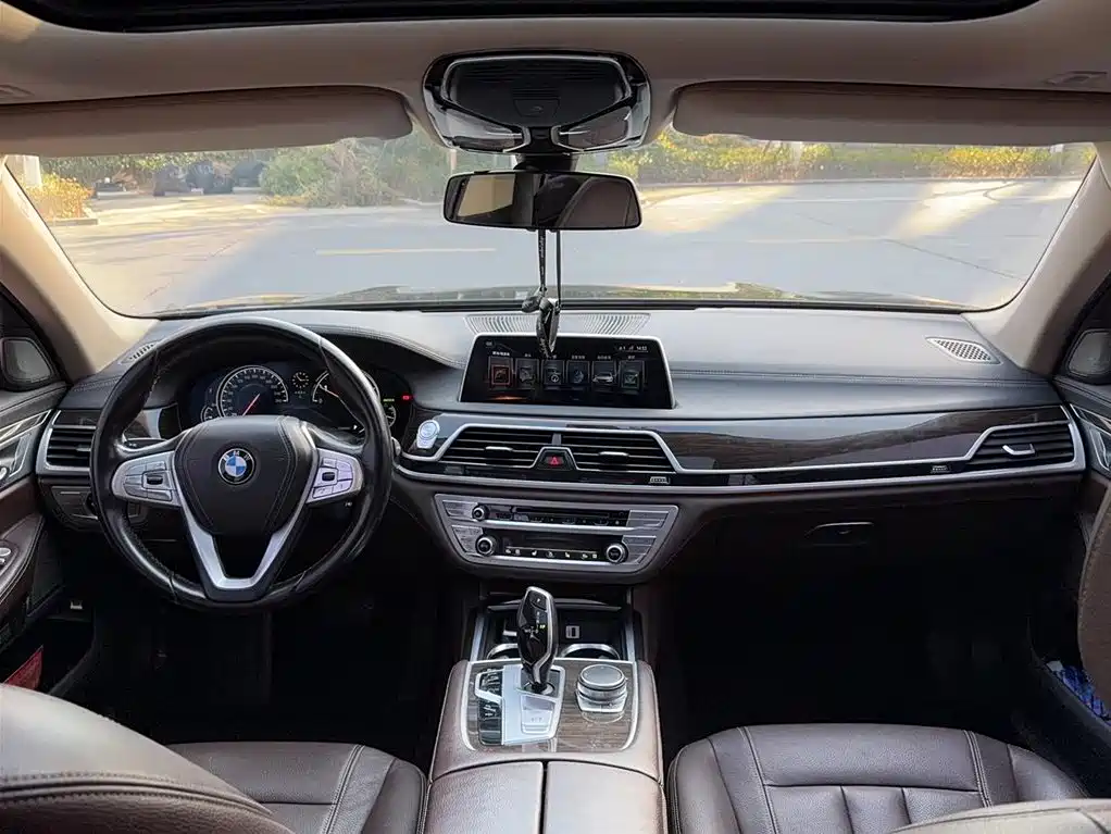BMW 7 Series 2016 730Li Leading фото 13