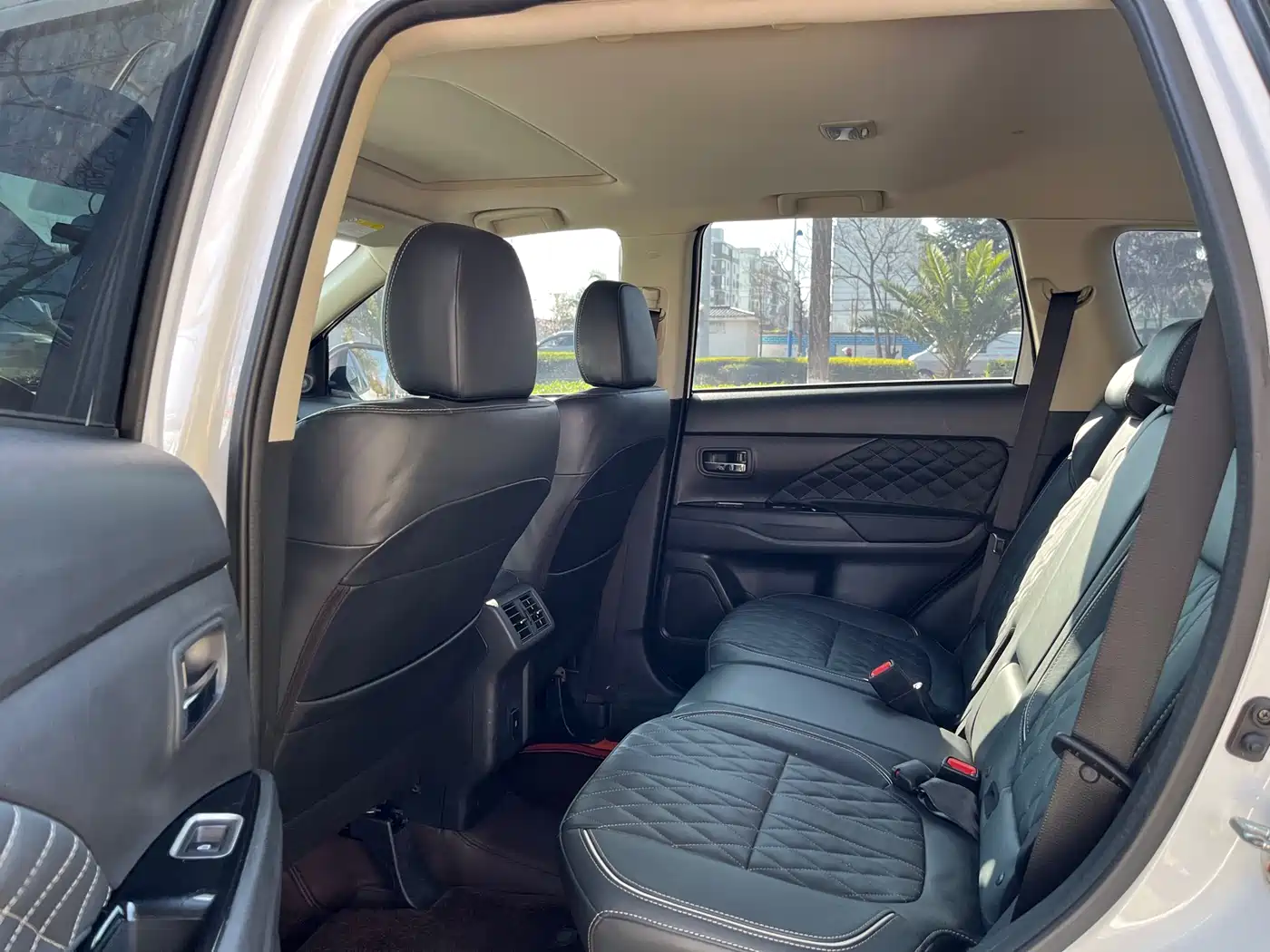 MITSUBISHI OUTLANDER
