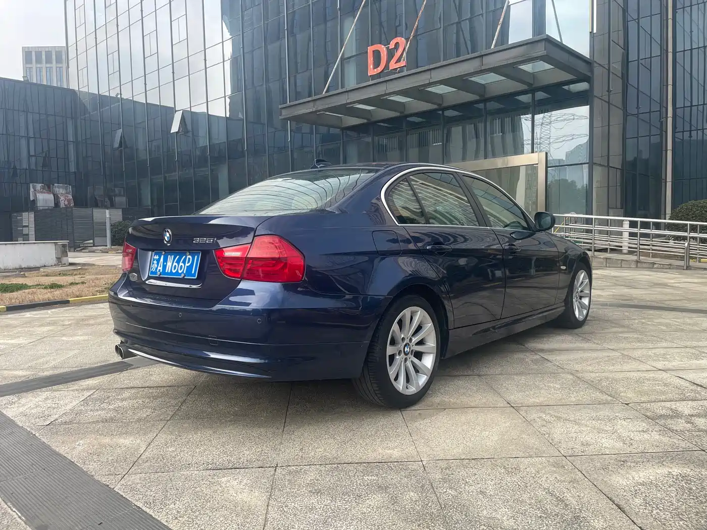 BMW 3 Series 2010 325i Luxury фото 5
