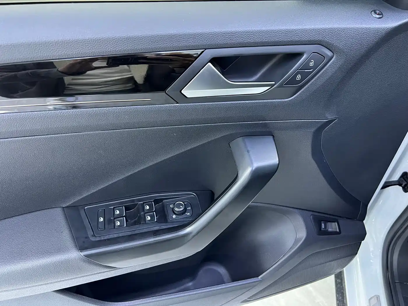 VOLKSWAGEN T ROC EXPLORING SONGS