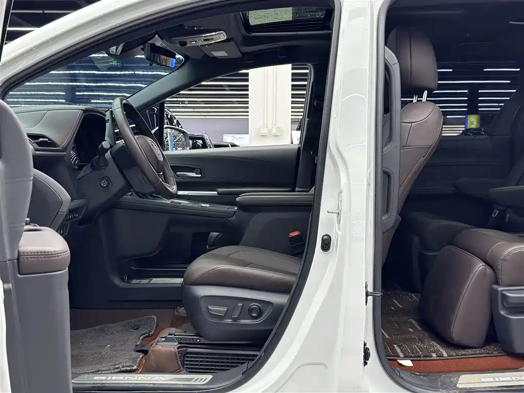 Toyota Sienna 2023 2.5L Hybrid Platinum Edition фото 6