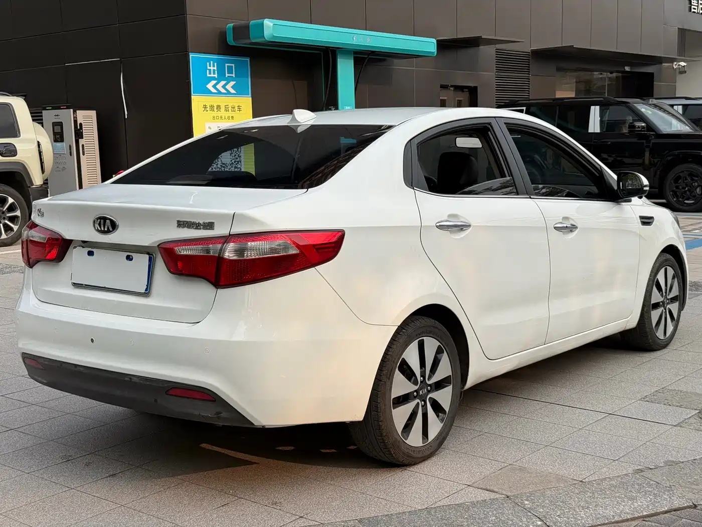 Kia K2 2012 Sedan 1.6L AT Premium Commemorative Edition фото 5