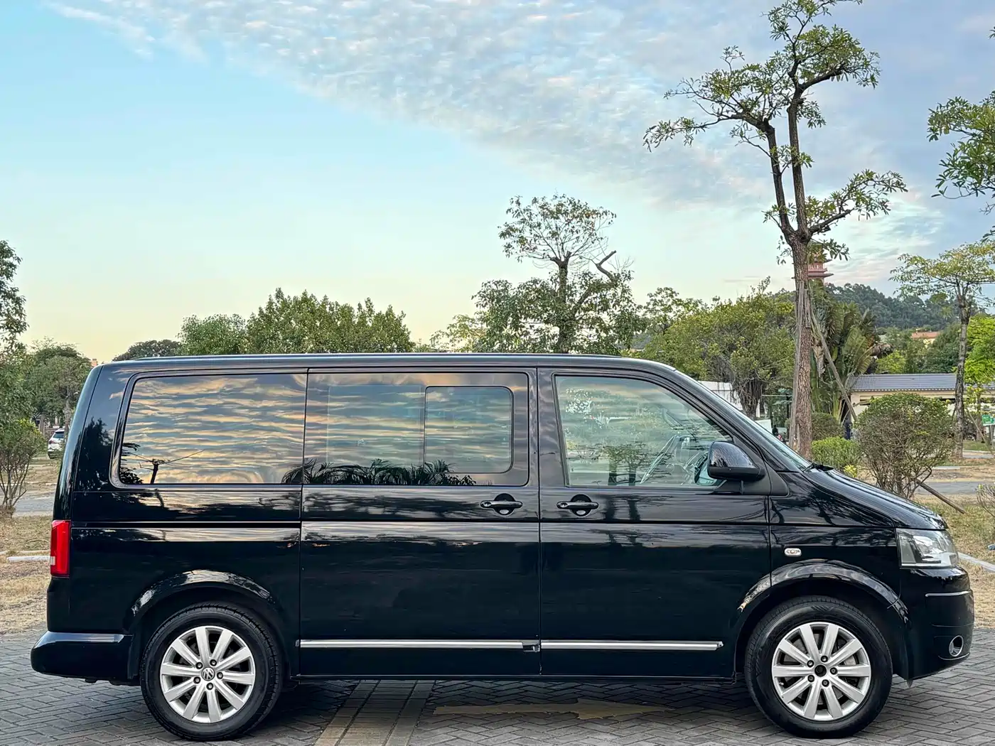 Volkswagen Multivan 2012 2.0TSI 2WD Business Edition фото 7