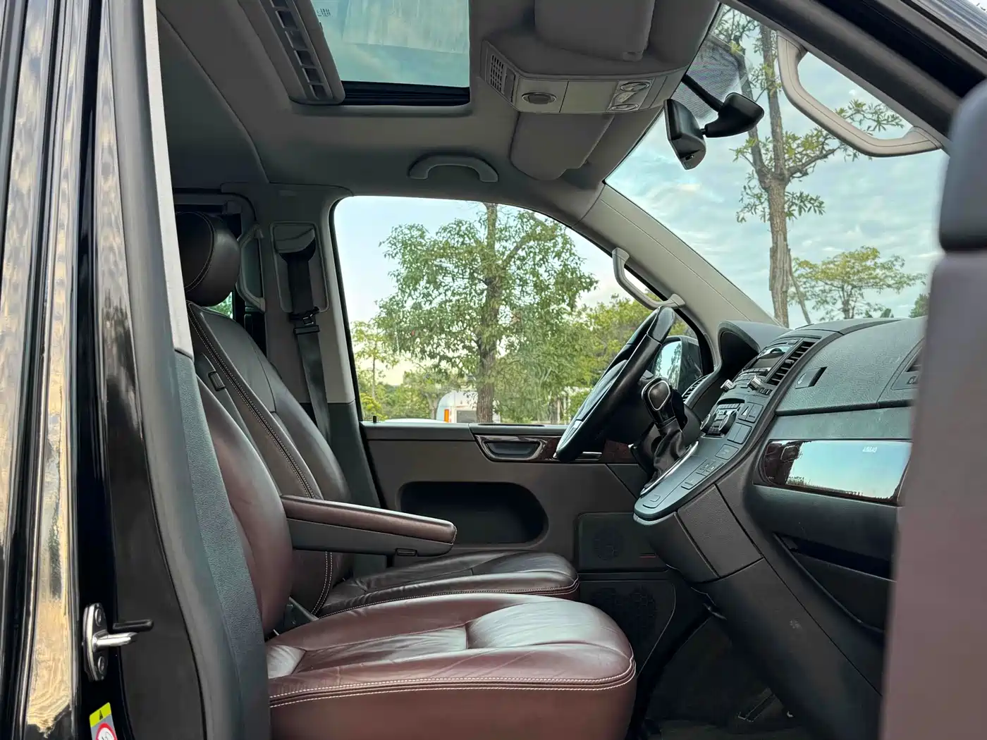 Volkswagen Multivan 2012 2.0TSI 2WD Business Edition фото 11