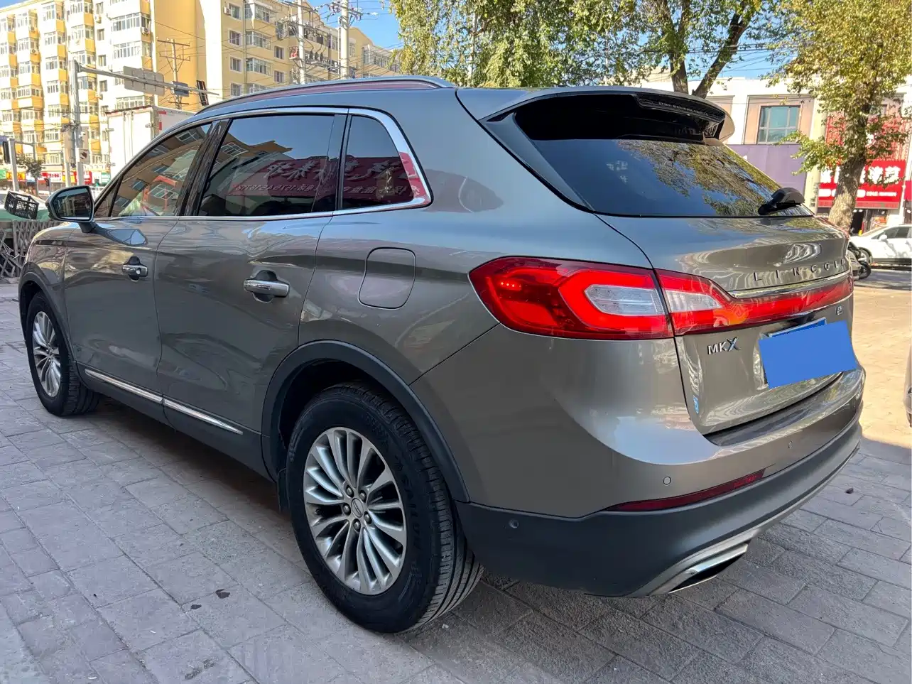 Photo 5 - Lincoln MKX