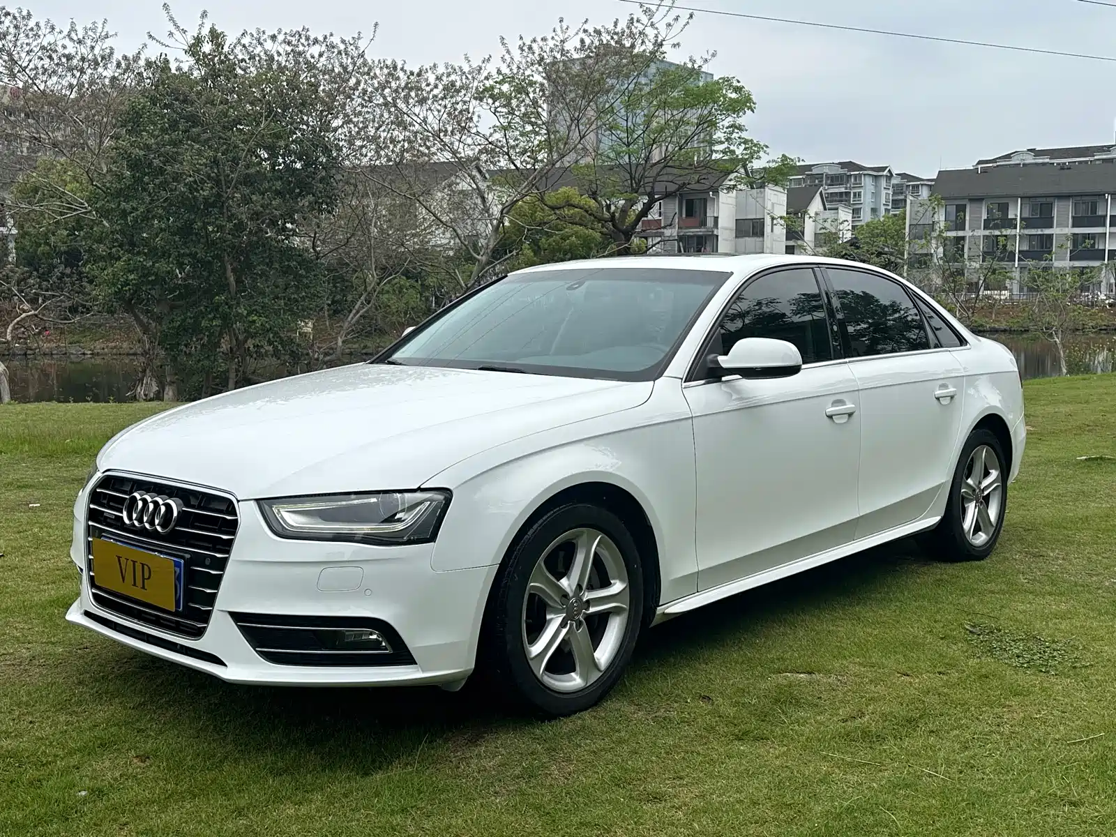Фото 1 - Audi A4L