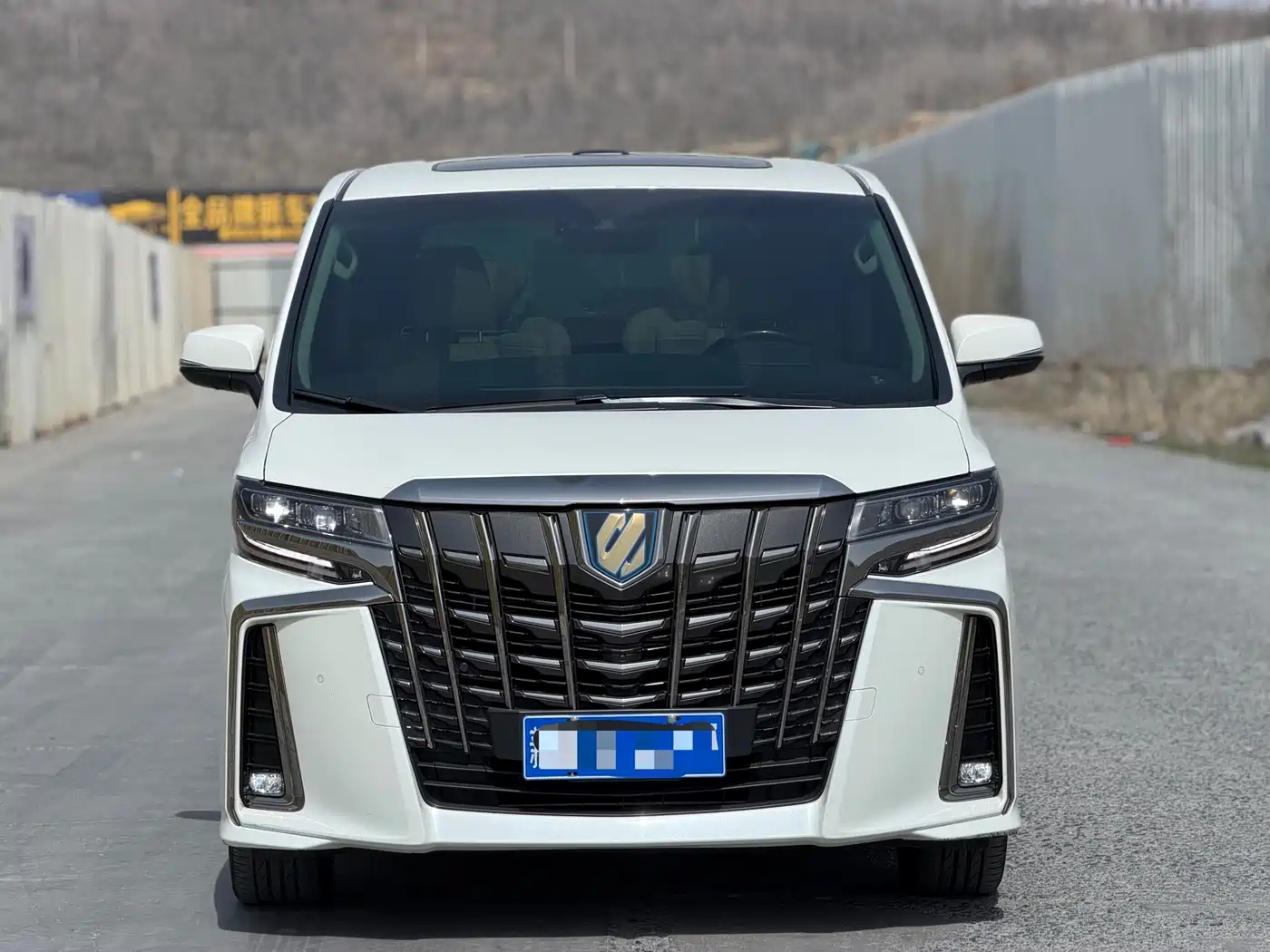 Toyota Alphard 2023 Dual Hybrid 2.5L Ultimate Gold Edition фото 2