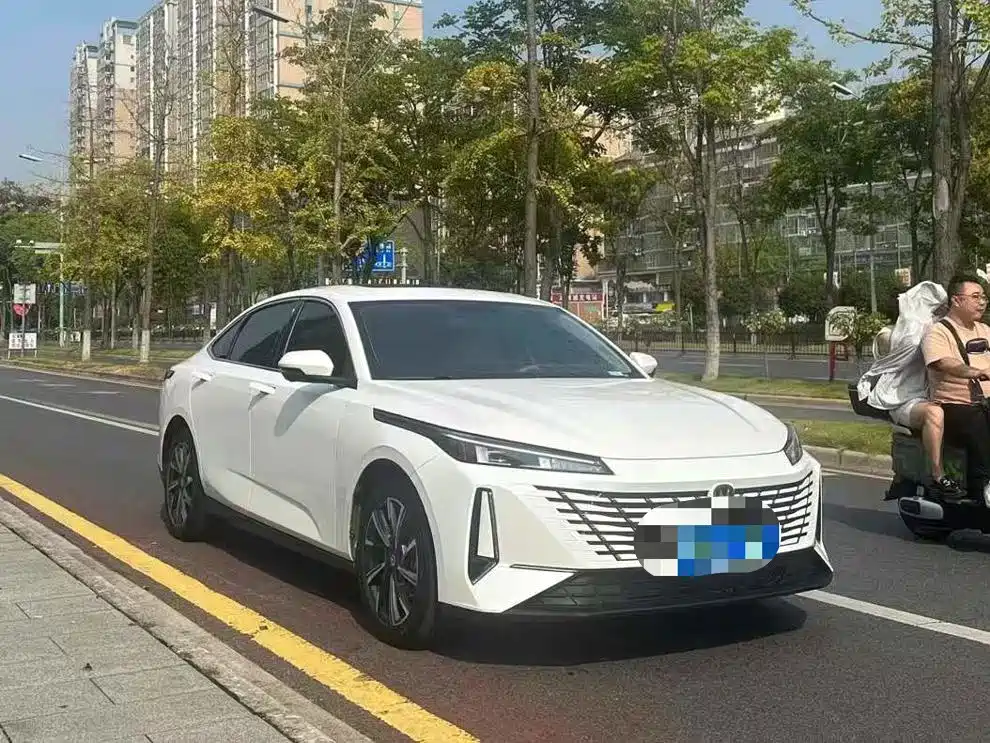 Фото 3 - Changan Eado